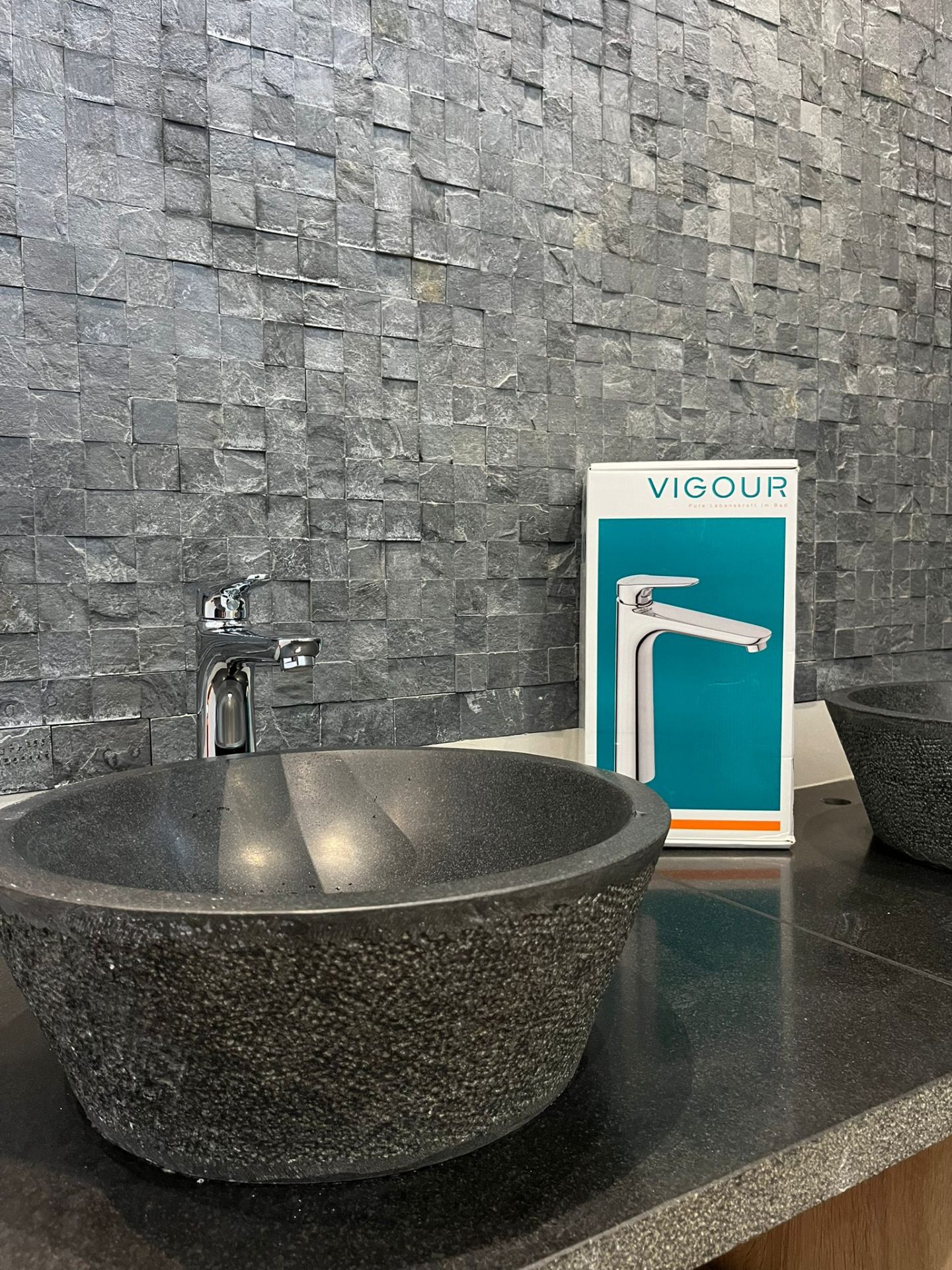 Lavabo met natuursteen wasbak